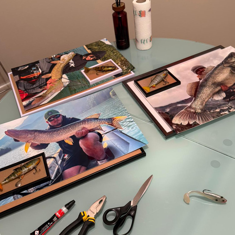 Esempio di cornice con foto della cattura, esca e targhetta laserata personalizzata
